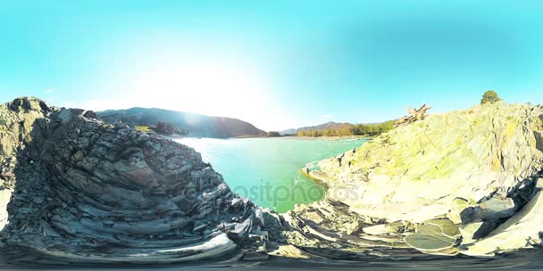UHD 4k 360 Vr virtuální realita řeka teče přes skály v krásné horské krajině — Stock video