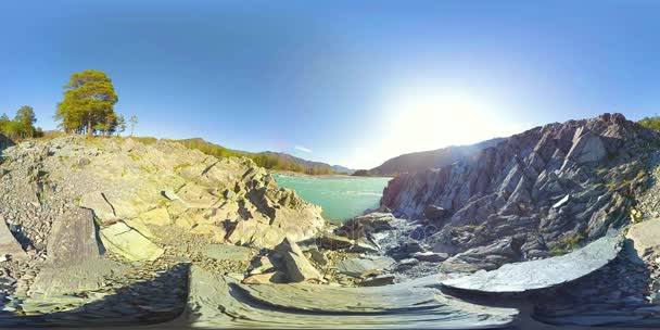 Виртуальная реальность UHD 4K 360: река плывет по скалам в красивом горном ландшафте — стоковое видео