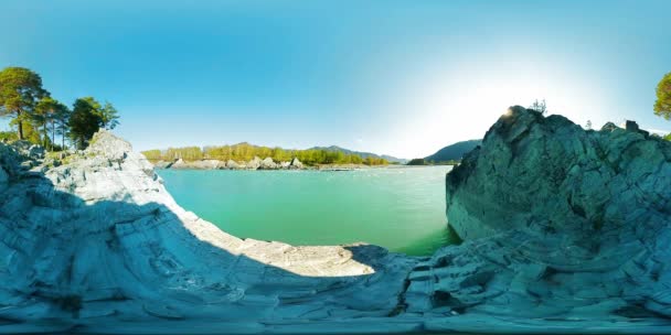 Uhd 4k 360 Vr virtuális valóság egy folyó ráfolyik a gyönyörű hegyi táj sziklák — Stock videók