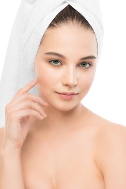 Bankacı Charlie'yle ve havlu başında güzel genç esmer kadın. İzole.