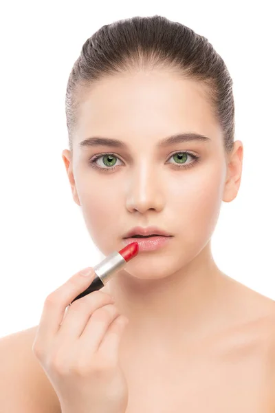 Giovane donna bruna con viso pulito perfetto applicare il rossetto. Isolato su un bianco . — Foto Stock