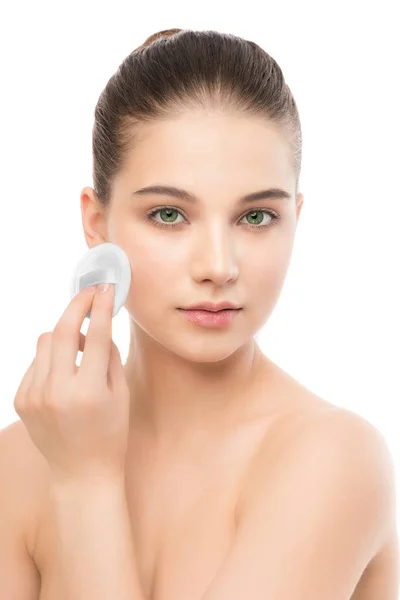 Młoda kobieta dba o skórę twarzy. Czyszczenie doskonałe świeże skórę wacikiem. Na białym tle. — Zdjęcie stockowe