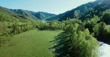 Taze dağ nehir ve güneşli yaz sabahı, çayır üzerinde havada uçuş. Kırsal toprak yol aşağıdaki.