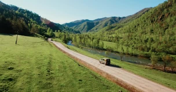 Uhd 4k Antenne des Fahrzeugs, das in Richtung Sonnenreis fährt. Geländewagen in der Luft beschossen — Stockvideo