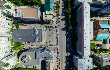 Kesişen yollar ve yollar olan havacılık şehri manzarası, binalar. Helikopter vuruldu. Panoramik resim.