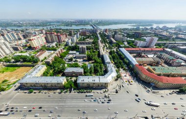 Kesişen yollar ve yollar olan havacılık şehri manzarası, binalar. Helikopter vuruldu. Panoramik resim.