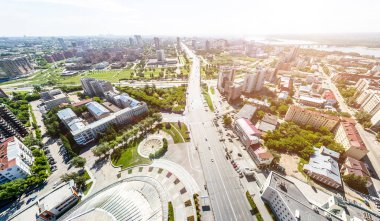 Yolları, evleri ve binaları olan havacılık şehri manzarası.