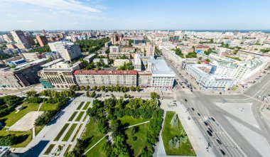 Yolları, evleri ve binaları olan havacılık şehri manzarası.