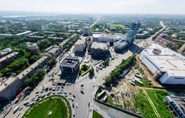 Légi kilátás kereszteződésekkel és utakkal, házak. Helikopter lövés. Panorámakép. — Stock Fotó