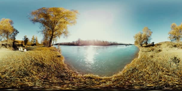 360 VR Realidade Virtual de um rio flui sobre rochas nesta bela floresta de montanhas — Vídeo de Stock