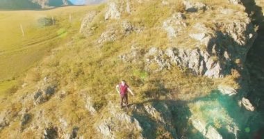 Yürüyüş delikanlı uçurumun tepesinde duran hava Uhd 4k uçuş