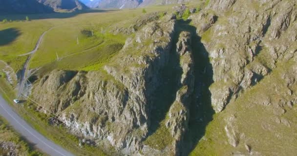 Vol UHD 4K aérien depuis un jeune randonneur debout au sommet de la falaise — Video