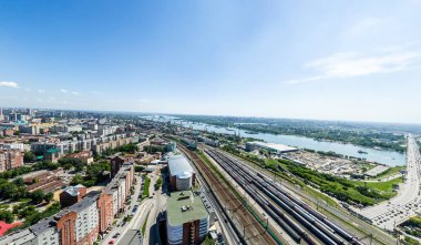 Yolları, evleri ve binaları olan havacılık şehri manzarası.