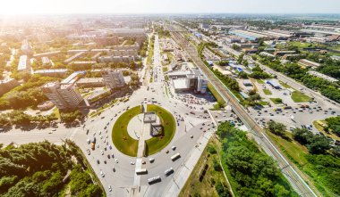 Yolları, evleri ve binaları olan havacılık şehri manzarası.