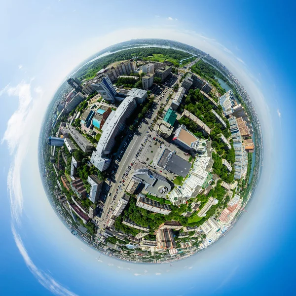 Vista aérea de la ciudad con encrucijadas y caminos, alberga edificios. Disparo de helicóptero. Imagen panorámica. —  Fotos de Stock