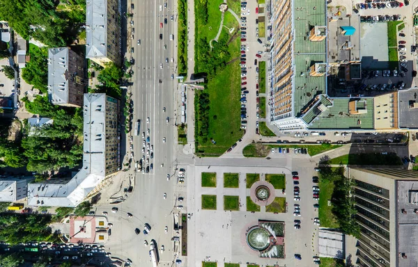 Aerial city view with crossroads and roads, houses buildings. Copter shot. Panoramic image. — Stock Photo, Image