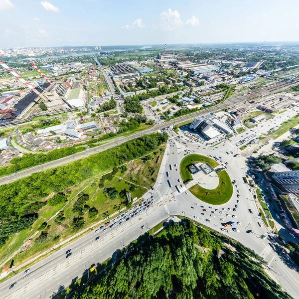 Vista aérea de la ciudad con carreteras, casas y edificios. — Foto de Stock