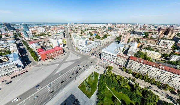 Letecký výhled na město se silnicemi, domy a budovami. — Stock fotografie