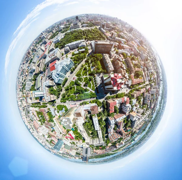 Uitzicht op de stad vanuit de lucht met wegen, huizen en gebouwen. — Stockfoto