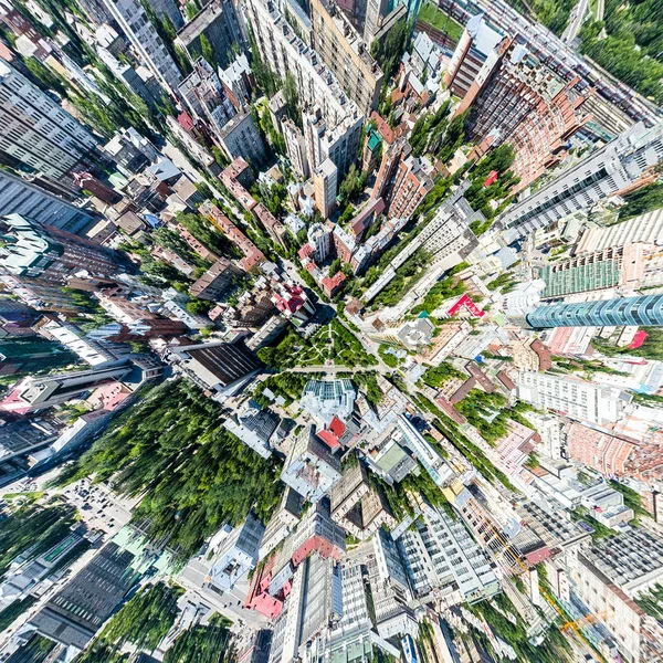 Vista aérea de la ciudad con carreteras, casas y edificios. —  Fotos de Stock