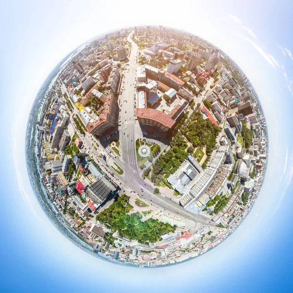 Luftaufnahme der Stadt mit Straßen, Häusern und Gebäuden. — Stockfoto
