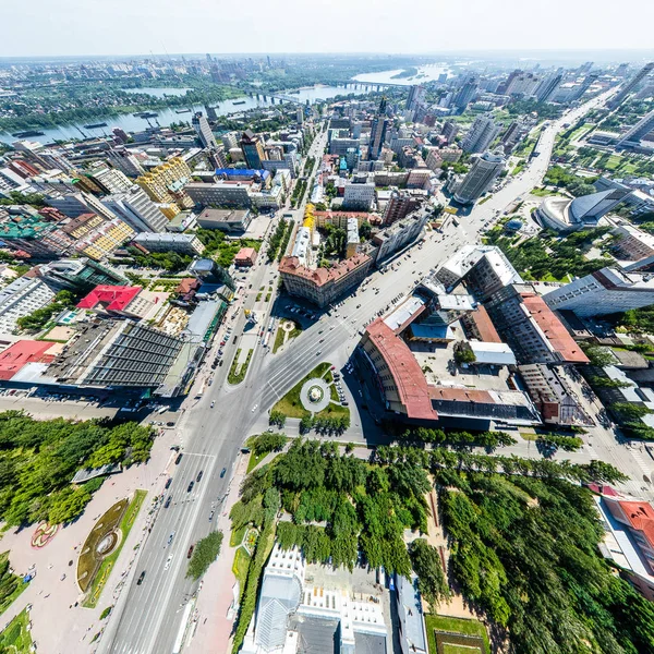 Vista aérea de la ciudad con carreteras, casas y edificios. — Foto de Stock