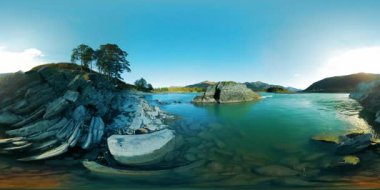UHD 4k 360 Vr sanal gerçeklik bir nehrin akışı güzel dağ manzarası kayalarda üzerinde