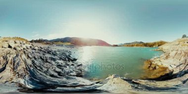 UHD 4k 360 Vr sanal gerçeklik bir nehrin akışı güzel dağ manzarası kayalarda üzerinde