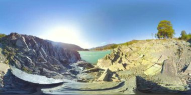 UHD 4k 360 Vr sanal gerçeklik bir nehrin akışı güzel dağ manzarası kayalarda üzerinde