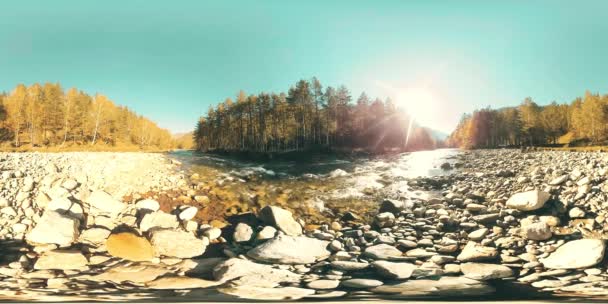 UHD 4K 360 VR Realitatea virtuală a unui râu curge peste roci într-un peisaj montan frumos — Videoclip de stoc