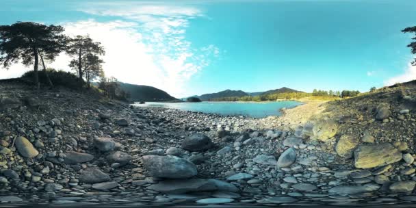 UHD 4K 360 VR Realidade Virtual de um rio flui sobre rochas em bela paisagem montanhosa — Vídeo de Stock