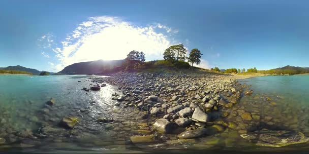 UHD 4K 360 VR La realtà virtuale di un fiume scorre sulle rocce in un bellissimo paesaggio montano — Video Stock