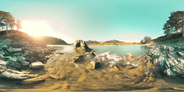 UHD 4K 360 VR Realidade Virtual de um rio flui sobre rochas em bela paisagem montanhosa — Vídeo de Stock