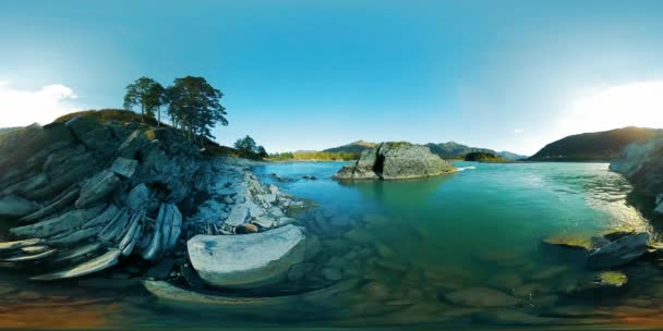 UHD 4K 360 VR La realtà virtuale di un fiume scorre sulle rocce in un bellissimo paesaggio montano — Video Stock