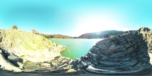 UHD 4K 360 VR La realidad virtual de un río fluye sobre rocas en un hermoso paisaje de montaña — Vídeo de stock