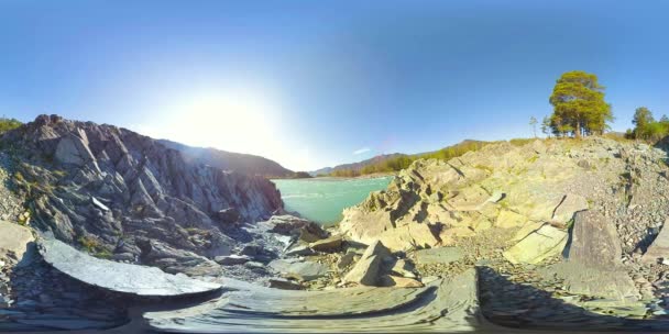 UHD 4k 360 Vr sanal gerçeklik bir nehrin akışı güzel dağ manzarası kayalarda üzerinde — Stok video