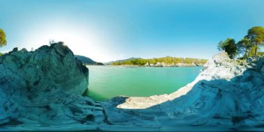 UHD 4k 360 Vr sanal gerçeklik bir nehrin akışı güzel dağ manzarası kayalarda üzerinde