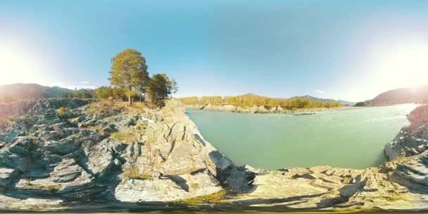 Виртуальная реальность UHD 4K 360: река плывет по скалам в красивом горном ландшафте — стоковое видео