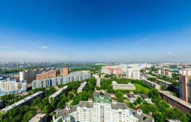 Kesişen yollar ve yollar olan havacılık şehri manzarası, binalar. Helikopter vuruldu. Panoramik resim.