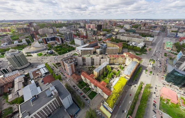 Letecký výhled na město s křižovatkou a silnicemi, domy budovy. Výstřel z helikoptéry. Panoramatický obrázek. — Stock fotografie