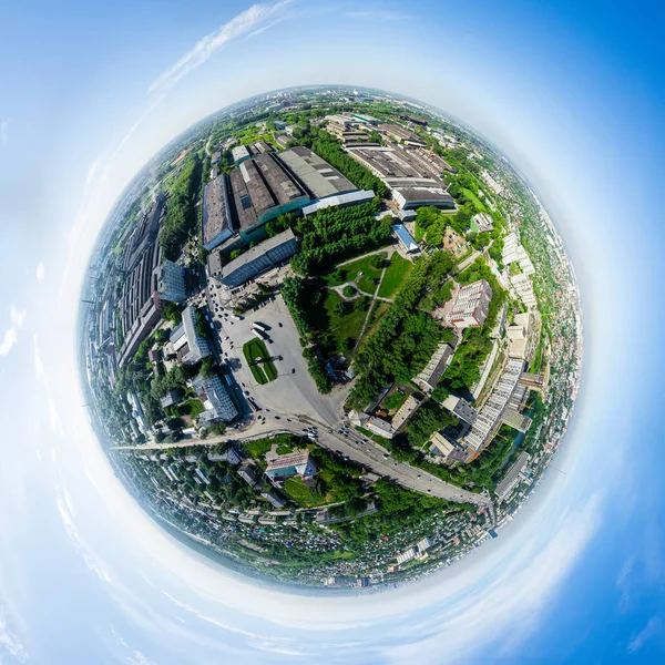 Lucht uitzicht op de stad met kruispunten en wegen, huizen gebouwen. Een helikopterschot. Panoramisch beeld. — Stockfoto