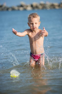 Maske ve palet kum tropikal plaj dalış için güzel bir küçük çocuk.