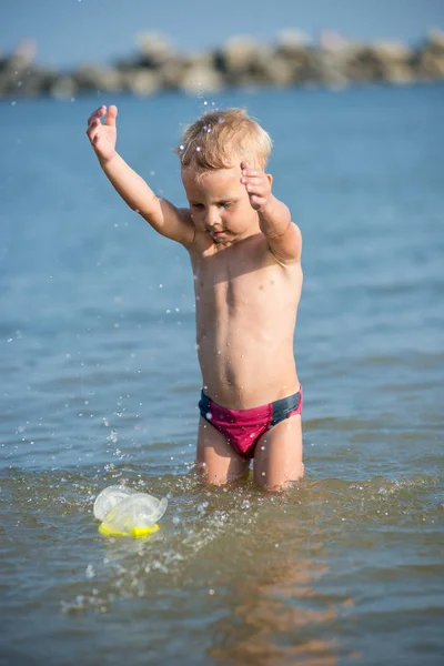 Carino bambino che indossa maschera e pinne per le immersioni sulla spiaggia tropicale di sabbia . — Foto Stock