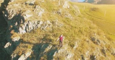 Yürüyüş delikanlı uçurumun tepesinde duran hava Uhd 4k uçuş