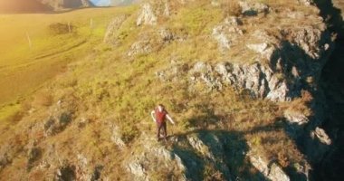 Yürüyüş delikanlı uçurumun tepesinde duran hava Uhd 4k uçuş