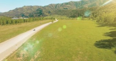 Uçuş otomobil tepeler ve çayır de dolambaçlı bir yol. Kırsal otoyol aşağı.