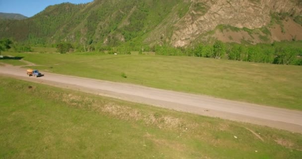 Luchtfoto van de Uhd 4k. Vlucht over benzine olietanker vrachtwagen bij landelijke snelweg. — Stockvideo