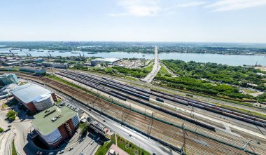 Yolları, evleri ve binaları olan havacılık şehri manzarası.