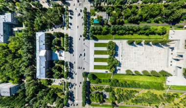 Yolları, evleri ve binaları olan havacılık şehri manzarası.