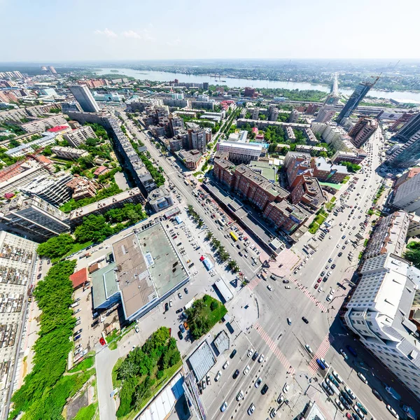 Letecký výhled na město. Městská krajina. Výstřel z helikoptéry. Panoramatický obrázek. — Stock fotografie